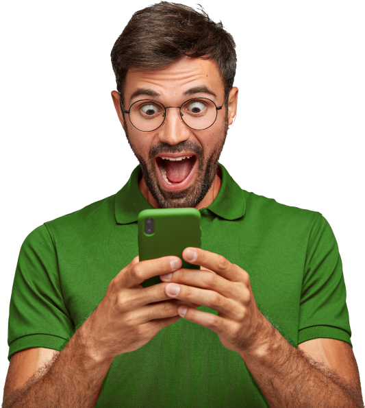 homem-de-blusa-verde-surpreso-olhando-telefone